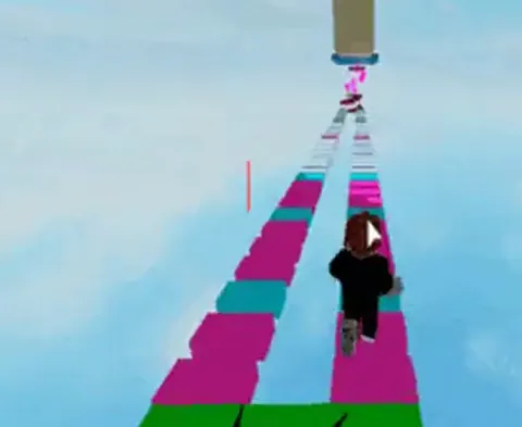 Персонаж бежит по разноцветной дорожке в игре Roblox